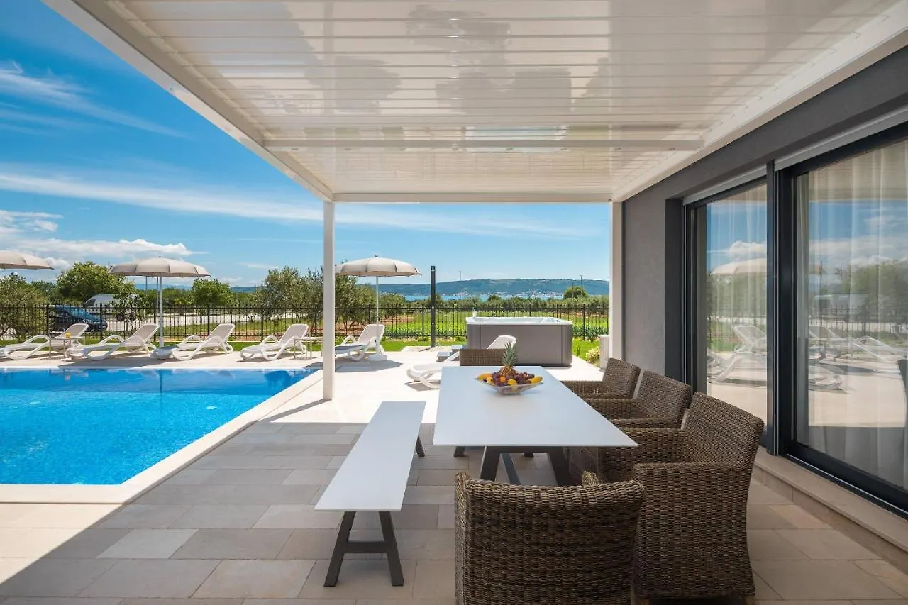 Villa Castello contacts